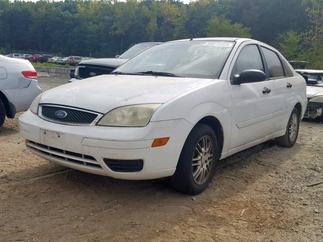 1FAFP34N95W163575 - 2005 FORD FOCUS ZX4 WHITE photo 2