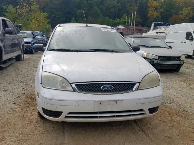 1FAFP34N95W163575 - 2005 FORD FOCUS ZX4 WHITE photo 9