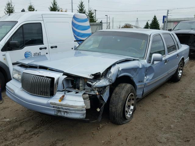 1LNLM82W7VY672627 - 1997 LINCOLN TOWN CAR C BLUE photo 2