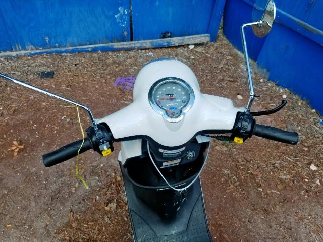 RFVPAP5AXJ1122565 - 2018 GENUINE SCOOTER CO. BUDDY 50 WHITE photo 5