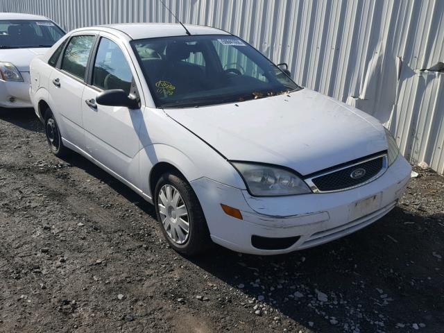 1FAFP34N95W172745 - 2005 FORD FOCUS ZX4 WHITE photo 1