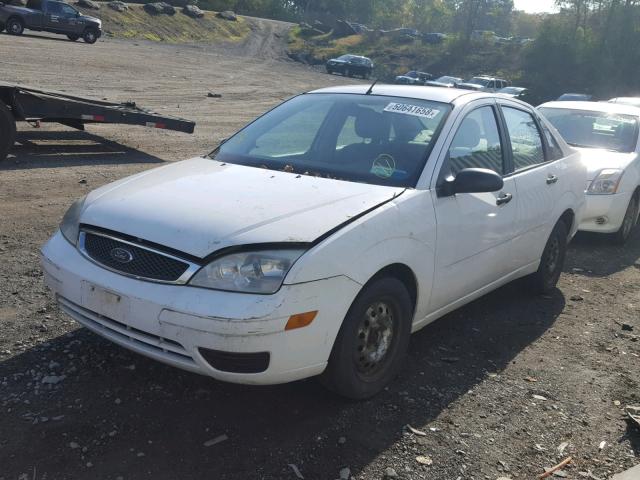 1FAFP34N95W172745 - 2005 FORD FOCUS ZX4 WHITE photo 2