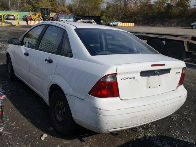 1FAFP34N95W172745 - 2005 FORD FOCUS ZX4 WHITE photo 3