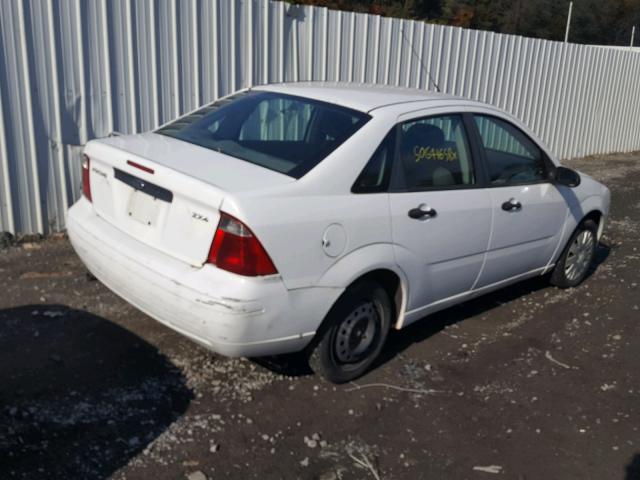 1FAFP34N95W172745 - 2005 FORD FOCUS ZX4 WHITE photo 4