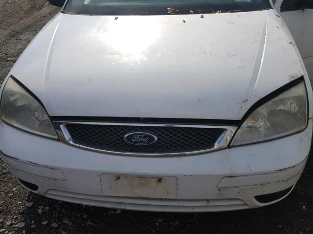 1FAFP34N95W172745 - 2005 FORD FOCUS ZX4 WHITE photo 7