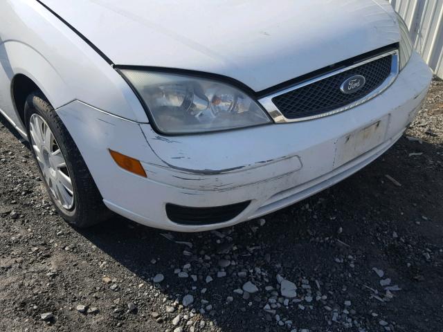 1FAFP34N95W172745 - 2005 FORD FOCUS ZX4 WHITE photo 9