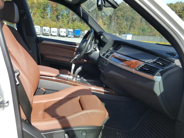 5UXZV8C53D0C15331 - 2013 BMW X5 XDRIVE5 WHITE photo 5