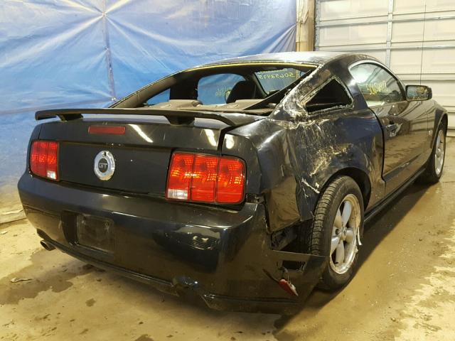 1ZVFT82H975234702 - 2007 FORD MUSTANG GT BLACK photo 4