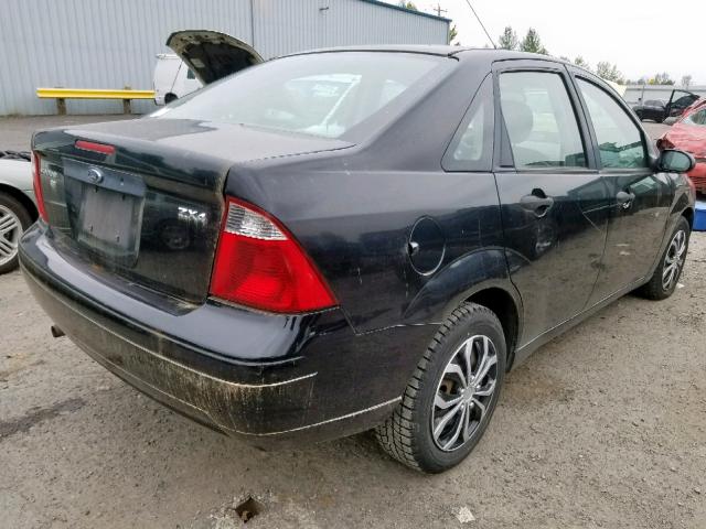 1FAFP34N55W283910 - 2005 FORD FOCUS ZX4 BLACK photo 4