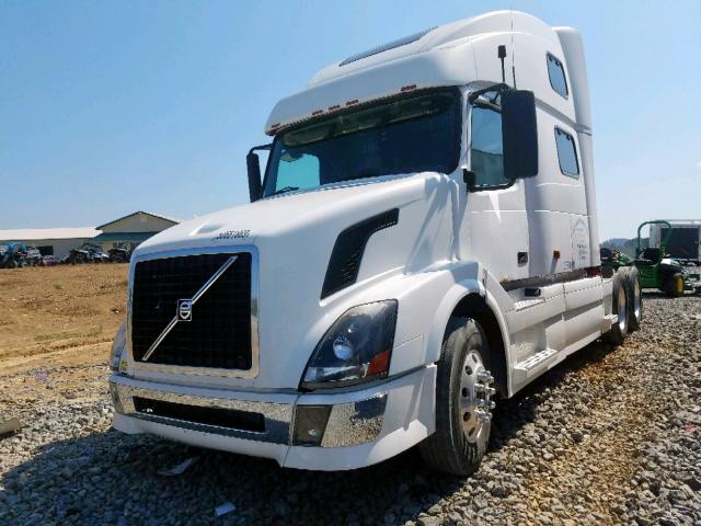 4V4NC9GH36N416363 - 2006 VOLVO VN VNL WHITE photo 2