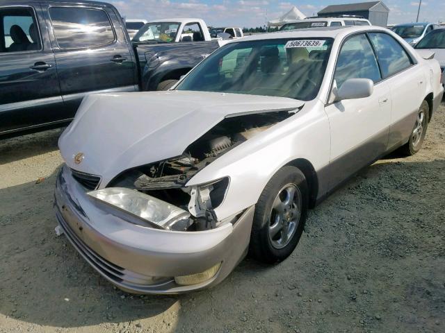 JT8BF28G9W0087358 - 1998 LEXUS ES 300 WHITE photo 2