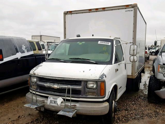 1GBJG31RX11108298 - 2001 CHEVROLET EXPRESS CU WHITE photo 2