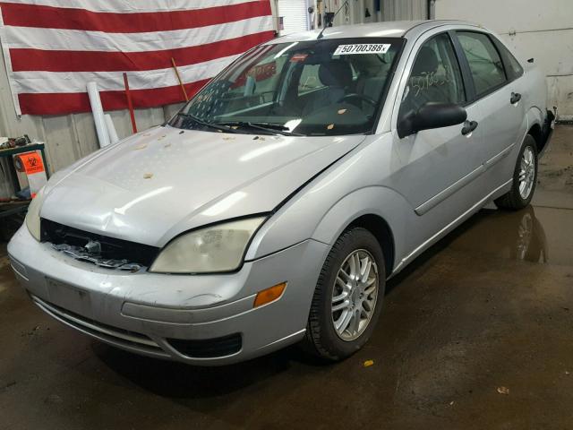 1FAFP34N05W109405 - 2005 FORD FOCUS ZX4 SILVER photo 2