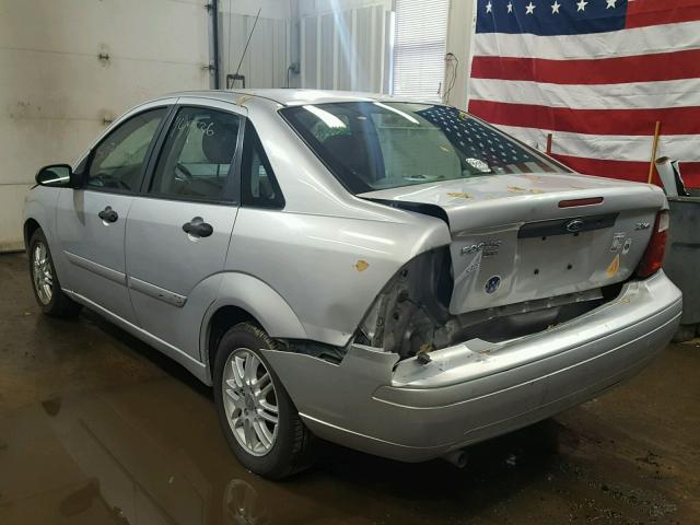 1FAFP34N05W109405 - 2005 FORD FOCUS ZX4 SILVER photo 3