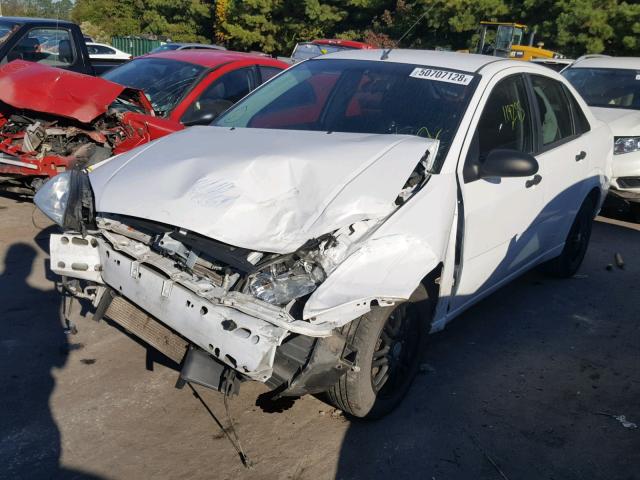 1FAHP34NX6W177317 - 2006 FORD FOCUS ZX4 WHITE photo 2