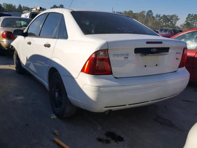 1FAHP34NX6W177317 - 2006 FORD FOCUS ZX4 WHITE photo 3