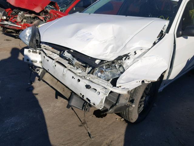 1FAHP34NX6W177317 - 2006 FORD FOCUS ZX4 WHITE photo 9