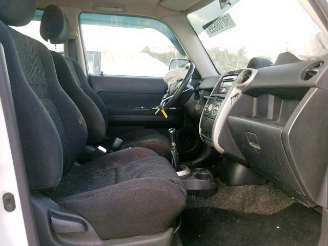 JTLKT334450192633 - 2005 TOYOTA SCION XB Weiß Foto 5