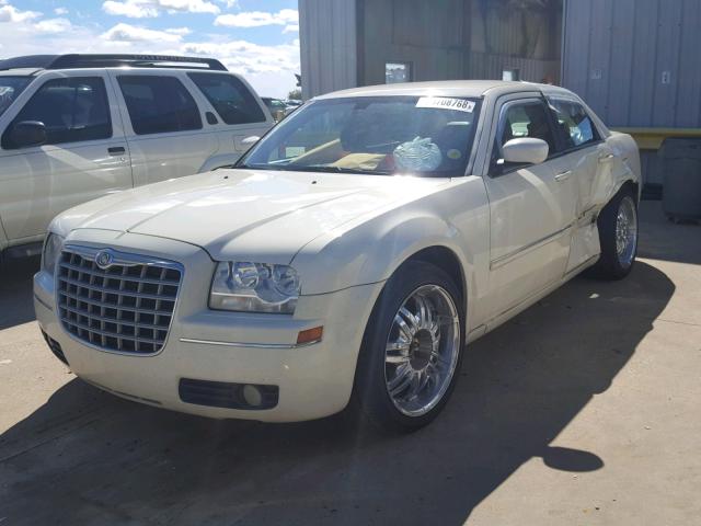 2C3KA53G66H509711 - 2006 CHRYSLER 300 TOURIN WHITE photo 2