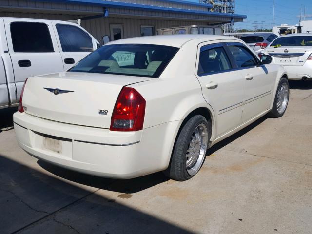 2C3KA53G66H509711 - 2006 CHRYSLER 300 TOURIN WHITE photo 4