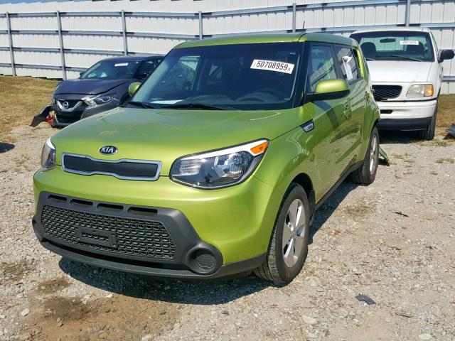 KNDJN2A21G7819067 - 2016 KIA SOUL GREEN photo 2