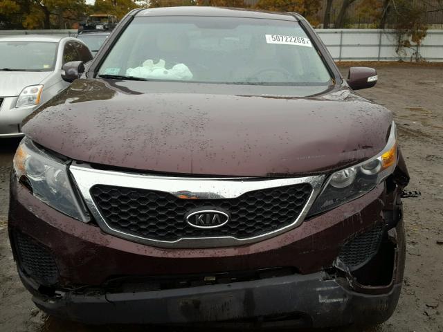 5XYKTDA60DG370598 - 2013 KIA SORENTO LX MAROON photo 9