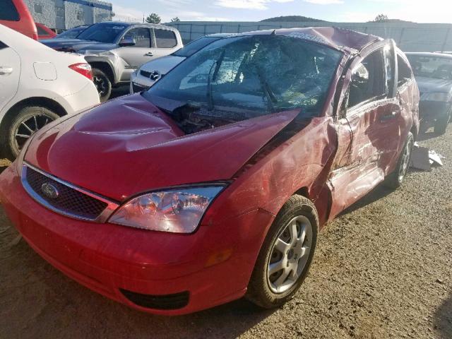 3FAFP31N65R147051 - 2005 FORD FOCUS ZX3 RED photo 2
