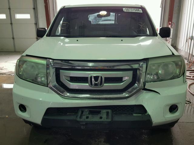 5FNYF4H25BB067681 - 2011 HONDA PILOT LX WHITE photo 9