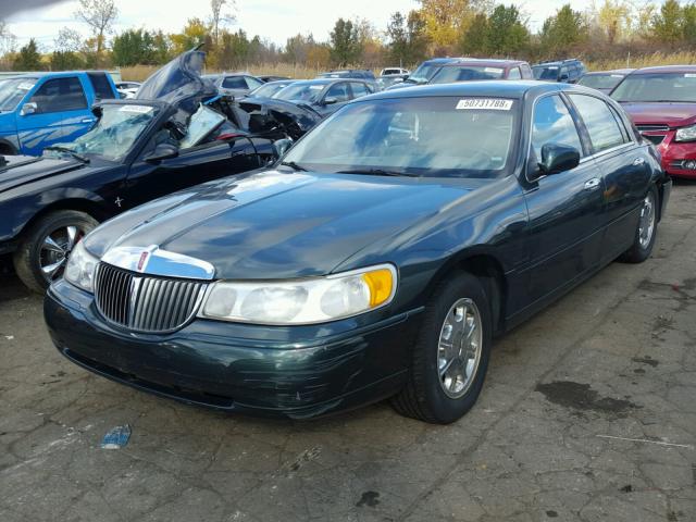 1LNFM82WXWY707353 - 1998 LINCOLN TOWN CAR S GREEN photo 2