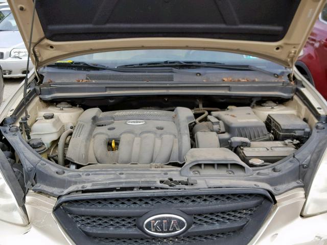 KNAFG525577027012 - 2007 KIA RONDO BASE GOLD photo 7