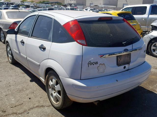 3FAFP37332R136932 - 2002 FORD FOCUS ZX5 WHITE photo 3