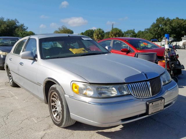 1LNHM83W8YY796804 - 2000 LINCOLN TOWN CAR C SILVER photo 1