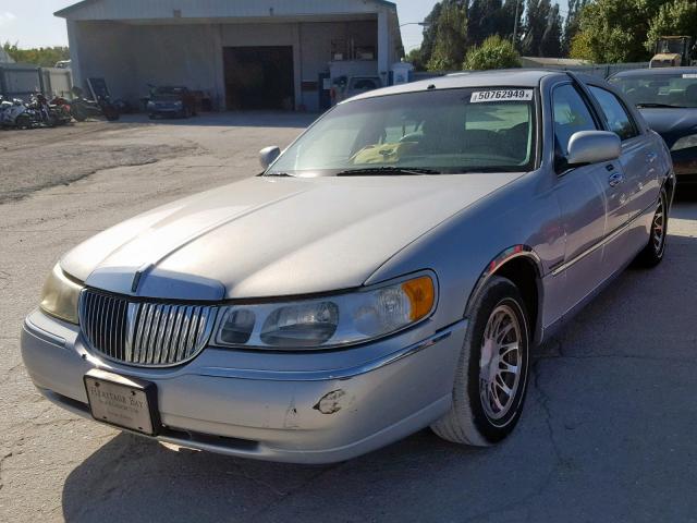 1LNHM83W8YY796804 - 2000 LINCOLN TOWN CAR C SILVER photo 2