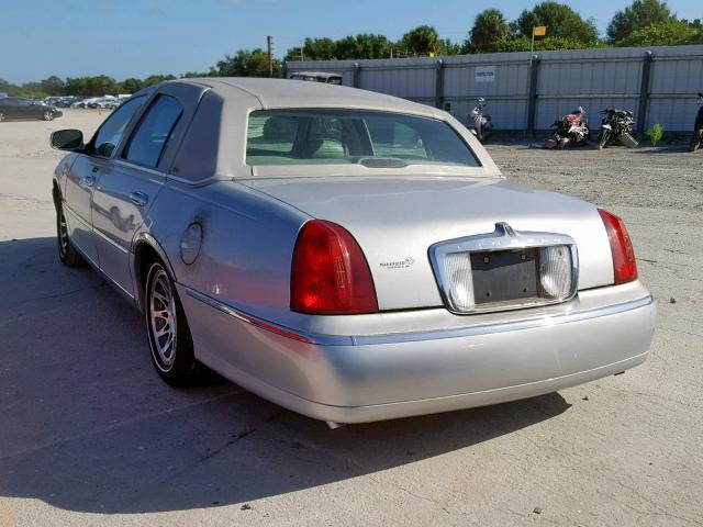 1LNHM83W8YY796804 - 2000 LINCOLN TOWN CAR C SILVER photo 3