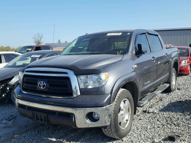 5TFEY5F10DX139909 - 2013 TOYOTA TUNDRA CRE GRAY photo 2