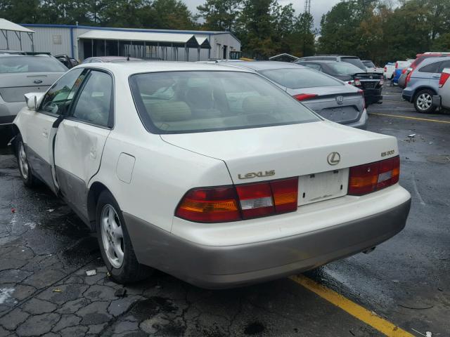 JT8BF28G3W0139342 - 1998 LEXUS ES 300 WHITE photo 3