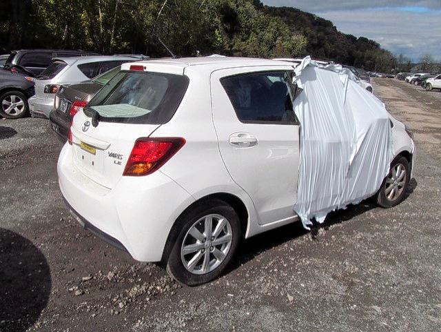 VNKKTUD31GA067892 - 2016 TOYOTA YARIS L WHITE photo 4