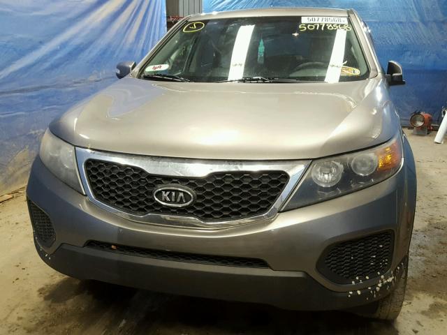 5XYKTCA64CG237383 - 2012 KIA SORENTO BA GRAY photo 9