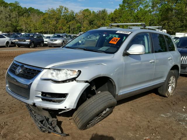 WVGBE77L18D029462 - 2008 VOLKSWAGEN TOUAREG 2 SILVER photo 2
