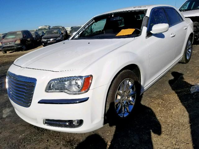 2C3CCAAG9DH588718 - 2013 CHRYSLER 300 WHITE photo 2