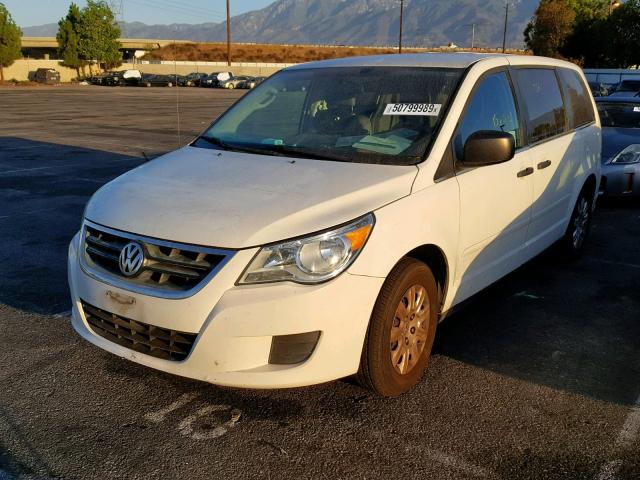 2C4RVAAG1CR390286 - 2012 VOLKSWAGEN ROUTAN S WHITE photo 2