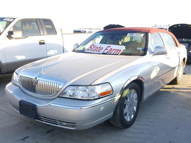 1LNHM83W43Y670853 - 2003 LINCOLN TOWN CAR C SILVER photo 2