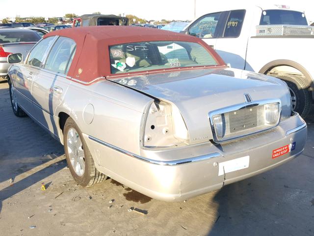 1LNHM83W43Y670853 - 2003 LINCOLN TOWN CAR C SILVER photo 3