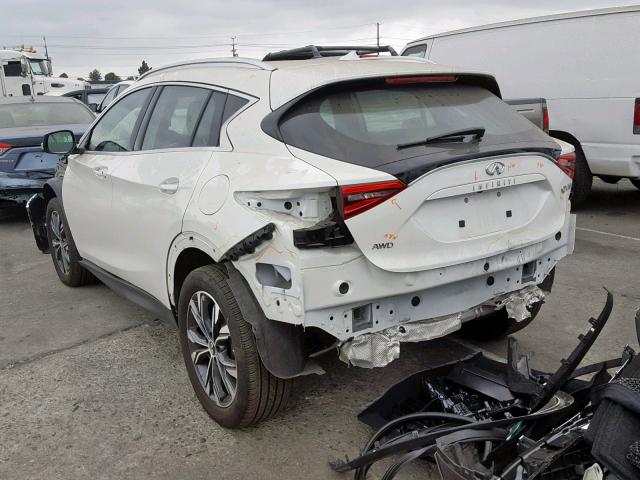 SJKCH5CR9JA004702 - 2018 INFINITI QX30 BASE WHITE photo 3