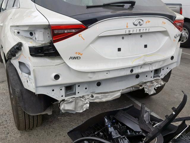 SJKCH5CR9JA004702 - 2018 INFINITI QX30 BASE WHITE photo 9