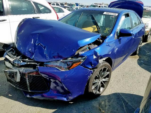 4T1BK1FK0FU557215 - 2015 TOYOTA CAMRY XSE BLUE photo 2