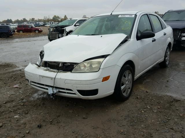 1FAHP34N87W349622 - 2007 FORD FOCUS ZX4 WHITE photo 2