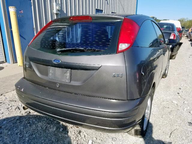 1FAFP31N06W161011 - 2006 FORD FOCUS ZX3 GRAY photo 4