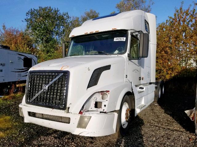 4V4NC9TG47N438595 - 2007 VOLVO VN VNL WHITE photo 2