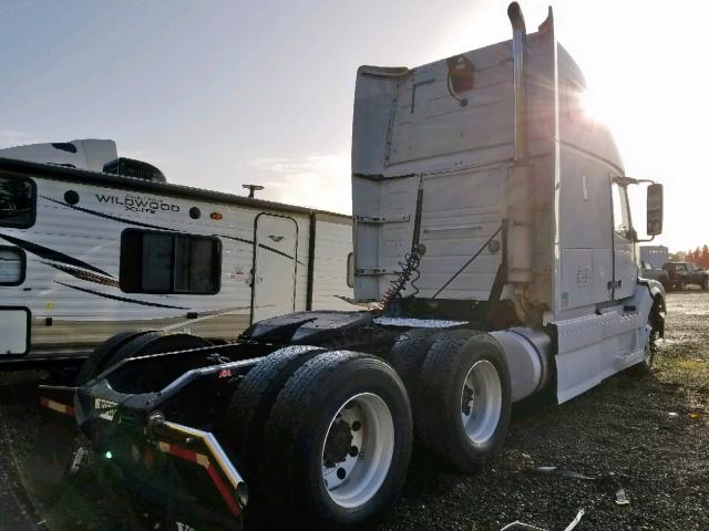 4V4NC9TG47N438595 - 2007 VOLVO VN VNL WHITE photo 4